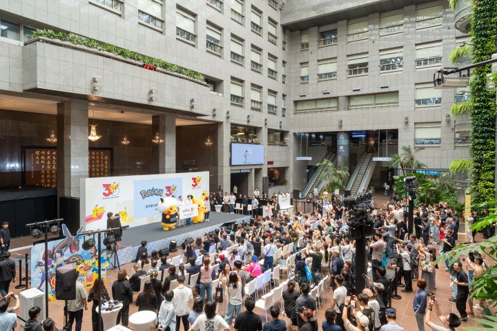 ▲「寶可夢30週年」臺北站記者會現場可愛的「皮卡丘」吸引大量人潮圍觀拍照，一睹國際巨星丰采。　圖：臺北市政府觀光傳播局／來源
