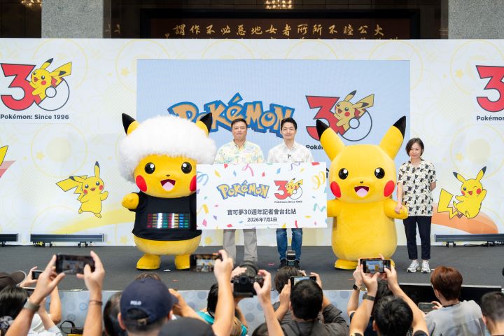 「寶可夢30週年」臺北站圓滿落幕，The Pokémon Company 董事福永晉（左）、臺北市長蔣萬安（中）及《Pokémon GO》亞太區資深行銷總監許世婉（右）一同合影留念。　圖：臺北市政府觀光傳播局／來源