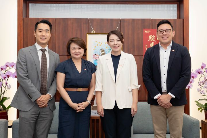 ▲（左起）新加坡駐台北商務辦事處副代表蕭偉雄、代表符秀麗、市長高虹安及城銷處長林昱志合影。　圖：新竹市政府／提供