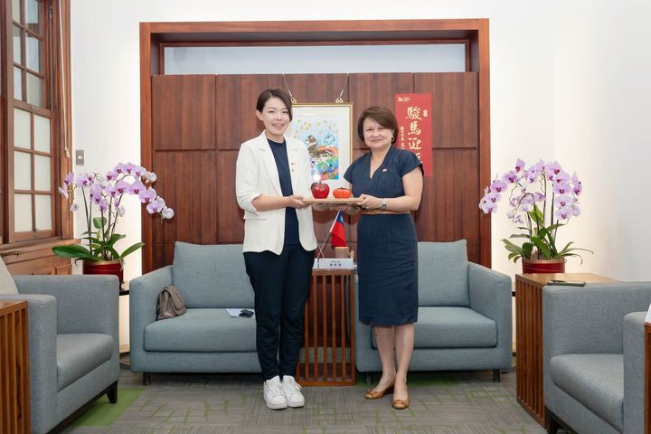 ▲市長高虹安致贈禮品－「柿蘋安」予符代表。　圖：新竹市政府／提供