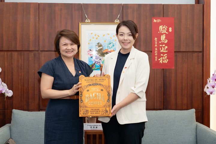 ▲符代表回贈咖啡禮盒予市長高虹安。　圖：新竹市政府／提供