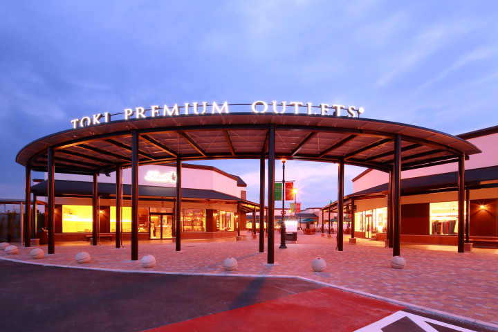 土岐 PREMIUM OUTLETS® 入夜後更顯風情。　圖：向日遊／提供