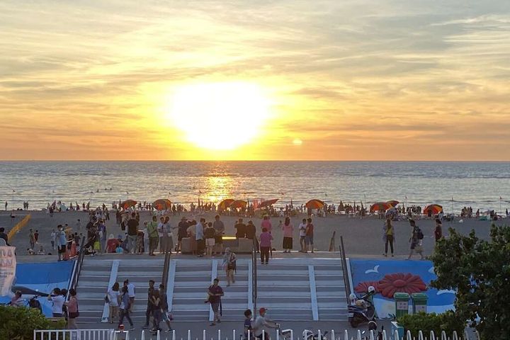 ▲「大安濱海樂園」的美麗夕陽。　圖：臺中市政府觀光旅遊局／提供