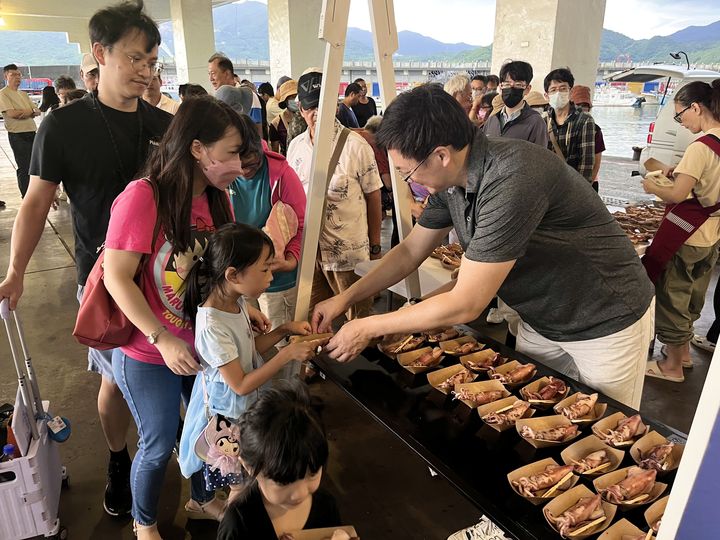 ▲大小朋友一同品嘗鮮甜小卷，感受在地漁產魅力。　圖：新北市政府漁業及漁港事業管理處／提供