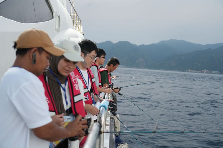 ▲搭乘娛樂漁船出發，感受深澳漁港海上休閒漁業魅力。　圖：新北市政府漁業及漁港事業管理處／提供