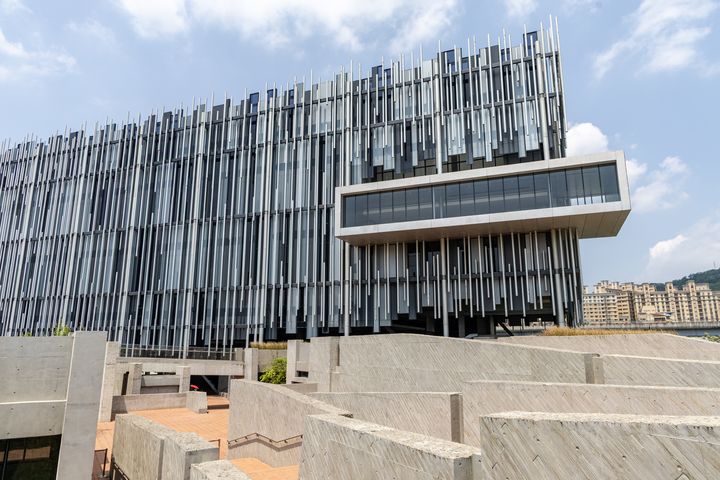 ▲坐落於大漢溪畔的「新北市美術館」，以蘆葦為設計概念，錯落有致的垂直線條，完美展現自然與現代建築的共融之美。　圖：新北市政府觀光旅遊局／提供