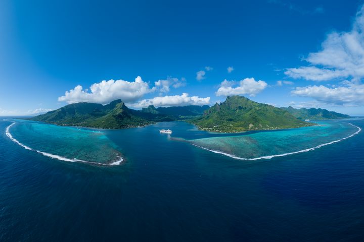 ▲在茉莉亞島觀景台，可看到羅圖伊山（Mount Rotui），左側是奧普諾胡灣（Opunohu Bay），右側是著名的庫克灣（Cook's Bay）。　圖：保羅高更號／提供