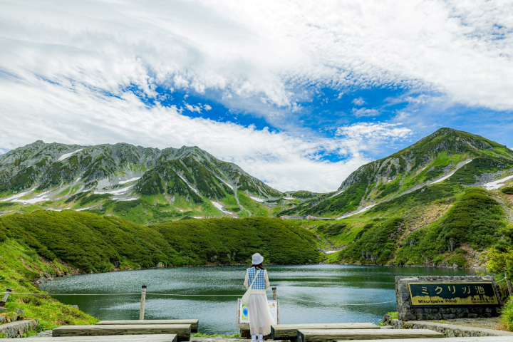 翠綠色的立山倒映在御庫裏池池面，景象相當美麗。　圖：向日遊／提供