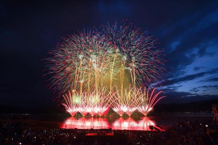▲8月諏訪湖祭湖上花火大會。　圖：KKday／提供