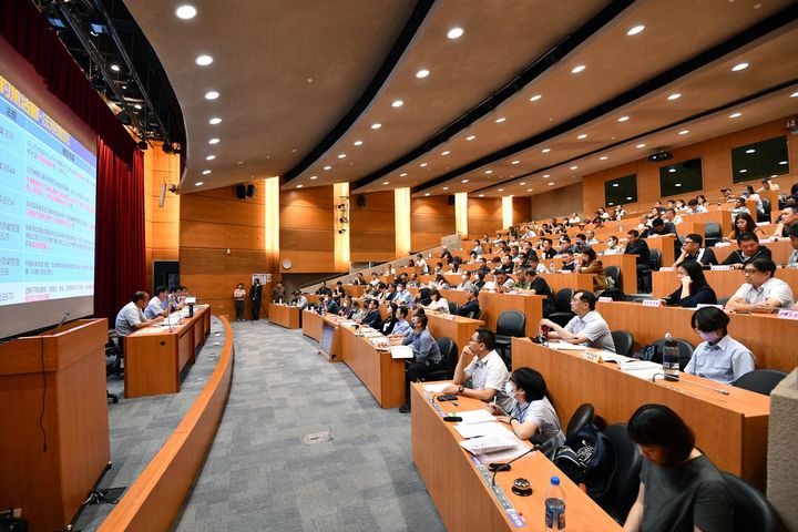 ▲漁業署於台灣大學召開「民眾搭乘非漁船之浮具或船舶從事休閒海釣管理事宜」研商會議，邀請相關中央部會所屬機關、地方政府、漁會及釣魚團體與會。　圖：漁業署／提供