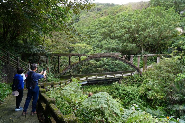 藏身於蓊鬱山林間的「三層橋」，由清代石拱、日治水圳與現代水泥橋交疊而成，跨越三個時代的百年歲月。　圖：新北市政府農業局／提供