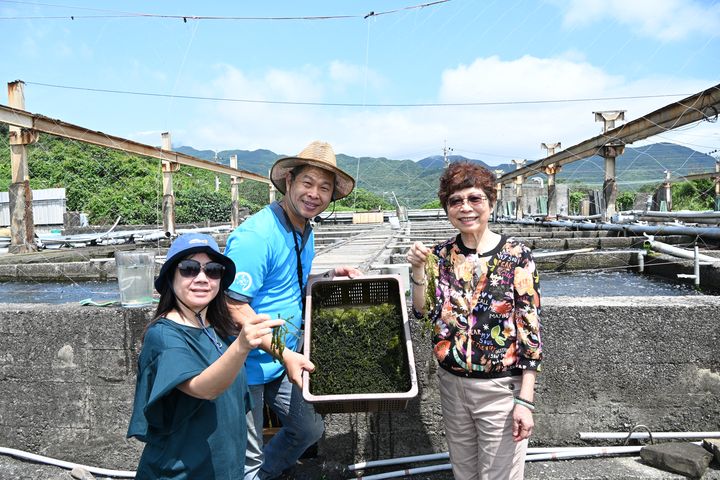 （左起）交通部觀光署東北角及宜蘭海岸風景區管理處處長游麗玉、鮮物本舖創辦人李勝興、台灣旅遊交流協會執行委員會主委賴瑟珍。　記者-王政／攝