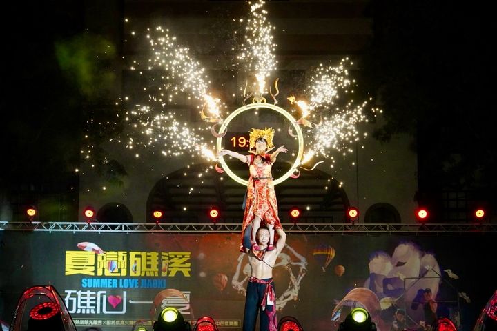 「即將成真火舞團」在「夏戀礁溪」活動中進行震撼特技火舞表演。　圖：礁溪鄉公所／提供 