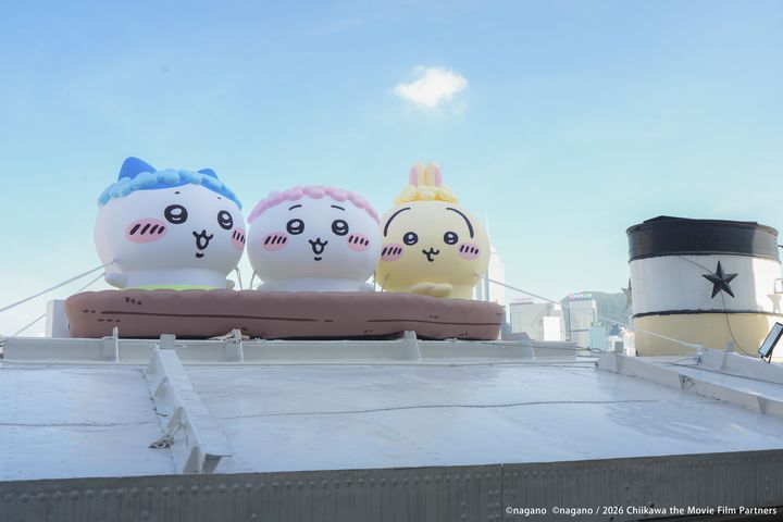 ▲吉伊卡哇、小八、兔兔登上「天星小輪」船頂歡迎各位粉絲登船啟航。　圖：羚邦集團有限公司／提供
