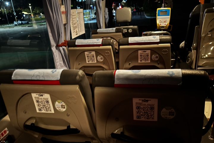 ▲活動期間搭乘「731主題彩繪公車」，還可掃描車內椅背上 QR code 獲得合作店家專屬優惠券。　圖：新北市政府交通局／提供