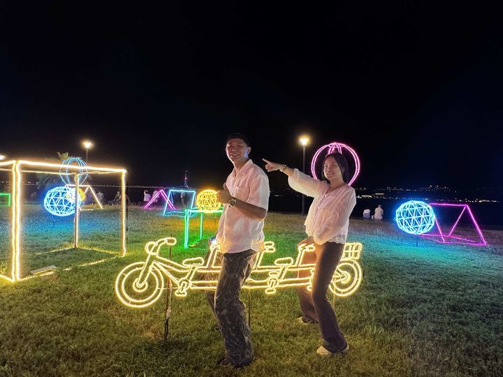 ▲「星光騎旅．夏夜八里」以自行車主題燈飾，營造騎乘自行車意象，吸引遊客散步賞燈、拍照留念。　圖：新北市政府水利局／提供