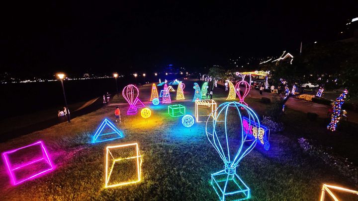 ▲「星光騎旅．夏夜八里」以熱氣球主題燈飾，吸引民眾散步賞燈、拍照留念。　圖：新北市政府水利局／提供