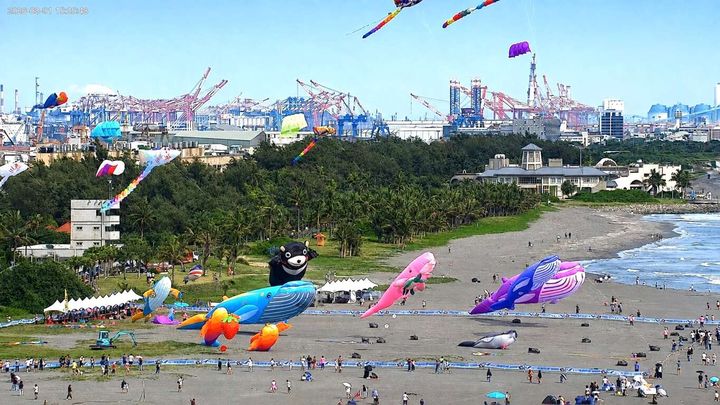 ▲各式主題風箏遨遊旗津天空，爭奇鬥艷非常壯觀。　圖：高雄市政府觀光局／提供