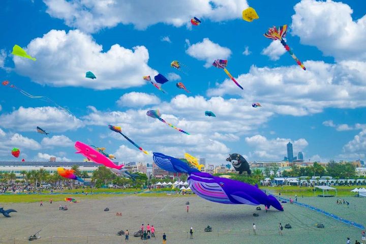 各式主題風箏遨遊旗津天空，海天一色超好拍。　圖：高雄市政府觀光局／提供