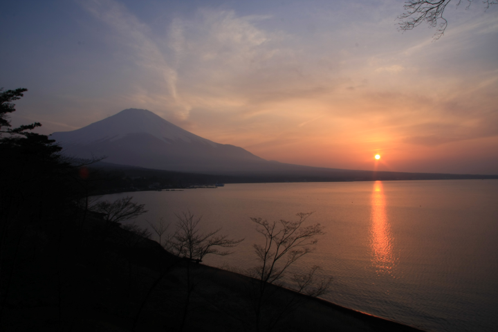 ▲旅客可以在日落時分，欣賞富士山美景。　圖：富士急行／提供