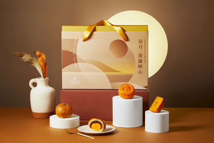 限定獨賣「泉月菠蘿映心」中秋禮盒，以「法式菠蘿蛋黃酥」與「泉月流心奶黃」雙重風味，呈現法式工藝與中式經典的和諧交織。　圖：北投老爺酒店／提供 