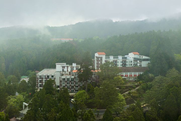 ▲阿里山賓館坐落2274公尺的阿里山國家森林遊樂園區中心點，擁有絕佳景觀視野眺望鄒族聖山，盡享靜謐森林的療癒時光。　圖：阿里山賓館／提供
