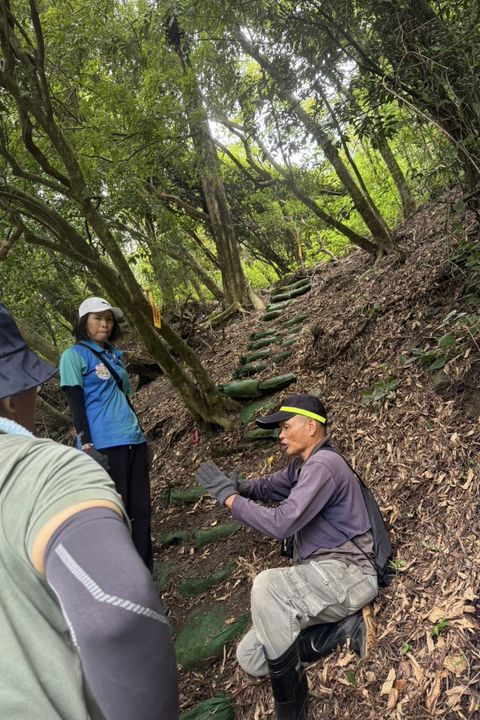 ▲志工們彎腰揮汗，一步步固土修階，親手築起與山林共榮的安全山徑。　圖：茂林國家風景區管理處／提供