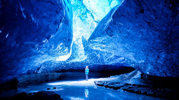 ▲冰島藍冰洞是位於瓦特納冰川冬季限定天然奇觀。　圖：shutterstock／來源