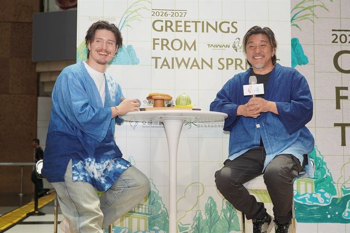 ▲周厚安與 Edward Lee 化身「泉旅引路人」，品味臺灣溫泉區特色好物與地方風土。　圖：參山國家風景區管理處／提供