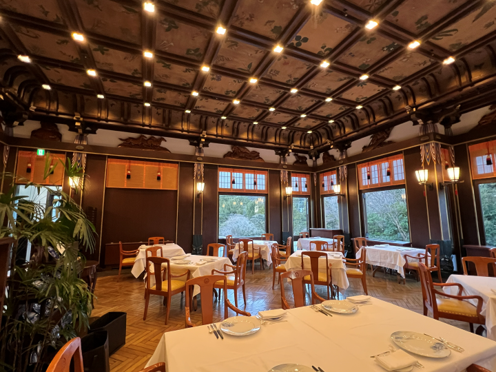 ▲「富士屋飯店」餐廳挑高空間與精緻天花板設計展現百年歷史感。　圖：向日遊／提供