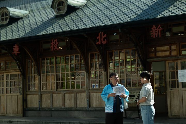 ▲旅人佩戴無線導覽耳機，由「北投說書人」帶領穿梭北投溫泉鄉，以廣播劇形式深度走讀歷史建築與地方故事。　圖：北投老爺酒店／提供