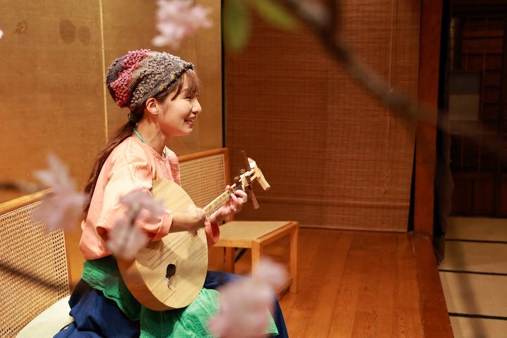 ▲北投老爺酒店「老爺式旅行」專案邀請知名「月琴演奏家」現場展演，透過悠揚琴聲帶領旅人重回北投酒家那卡西與民間音樂的時代記憶。　圖：北投老爺酒店／提供