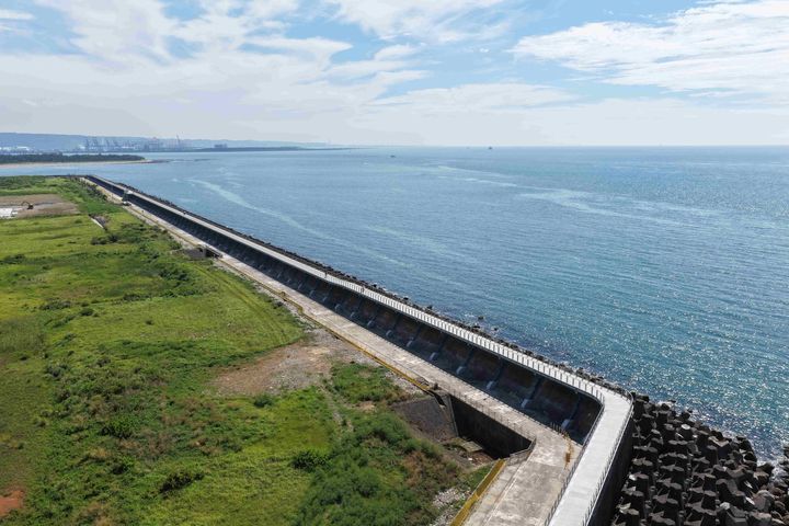 ▲1.7公里自行車道海稜一線觀賞無敵海景。　圖：新北市政府水利局／提供