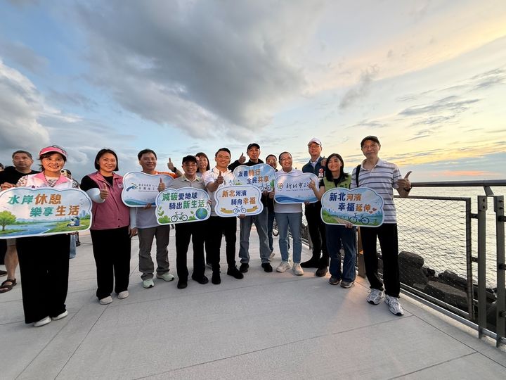 ▲市長解鎖淡水金色水岸海堤自行車道。　圖：新北市政府水利局／提供