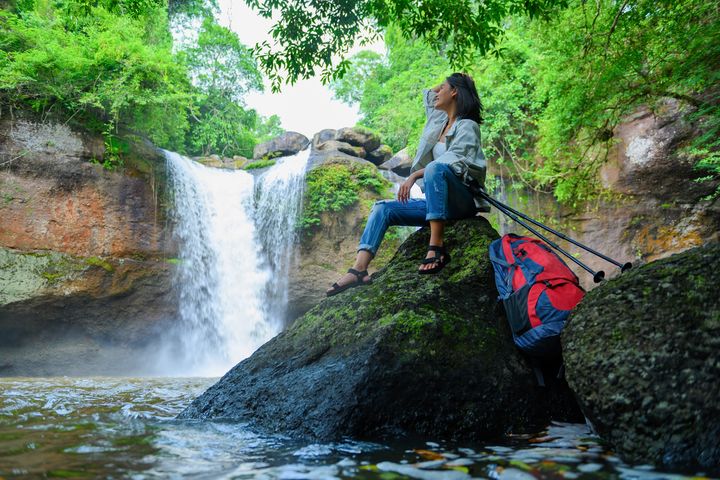 走進山林，置身沁涼美景，讓身心瞬間擺脫暑氣。　圖：shutterstock／來源