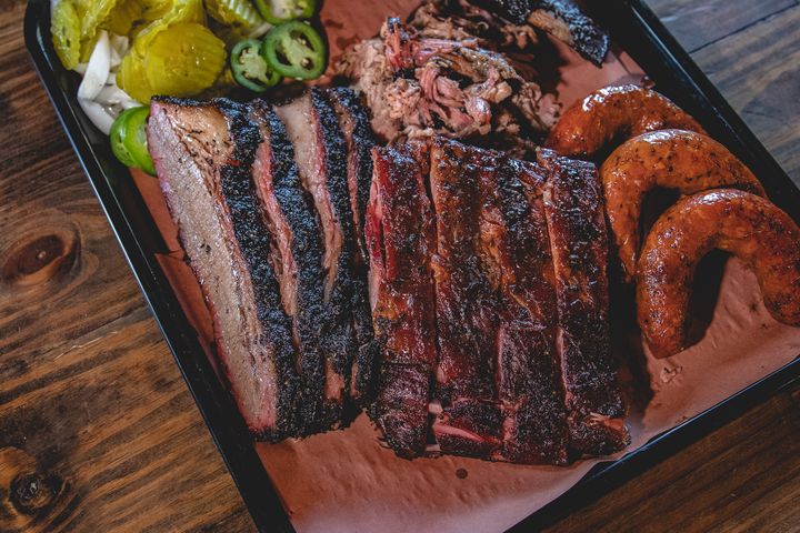 ▲德州 BBQ 以煙燻牛胸肉、豬肋排與手工香腸聞名全球。　圖：德州旅遊局／提供