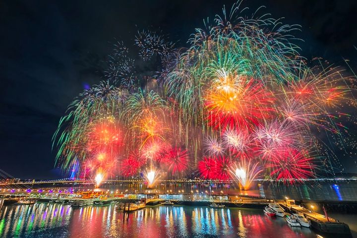 「淡水漁人碼頭仲夏繽紛樂」08/16煙火秀實景。　圖：新北市政府漁業及漁港事業管理處／提供