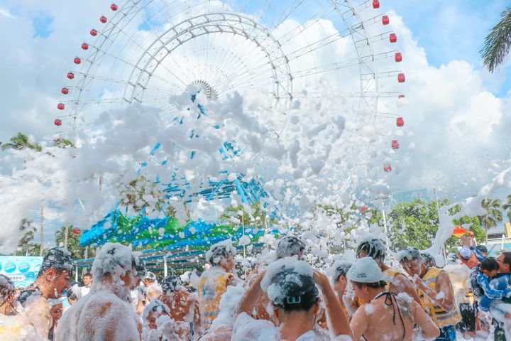 ▲泡泡趴，DJ 放音樂、MC 帶氣氛，直接衝進泡泡海，清涼指數再升級。　圖：麗寶樂園渡假區／提供
