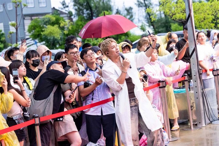 ▲蕭景鴻與民眾互動。　圖：交通部觀光署／提供