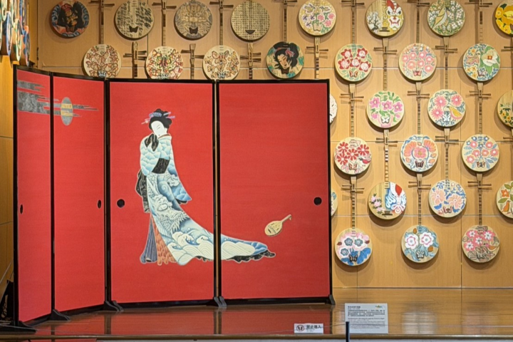 ▲「北投溫泉博物館」二樓大廣間所展示的《妖女赤夜行進圖》。　圖：陳季湄／攝影