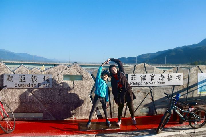 ▲2025徐行縱谷活動－拍照紀念（板塊交接處）。　圖：花東縱谷國家風景區管理處／提供