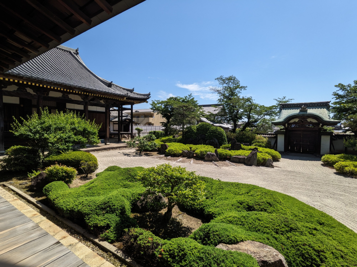▲正法寺的重要文化財「本堂」和「唐門」。　圖：八幡市觀光協會／提供