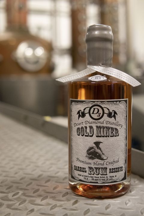 ▲亞利桑那州「金曼」附近知名「沙漠鑽石蒸餾酒廠」（Desert Diamond Distillery）獲 IWSC 卓越金牌的 Gold Miner Barrel Reserve Platinum 10年陳釀蘭姆酒。【※ 禁止酒駕；飲酒過量，害人害己。】　圖：Brittany Pratt／來源