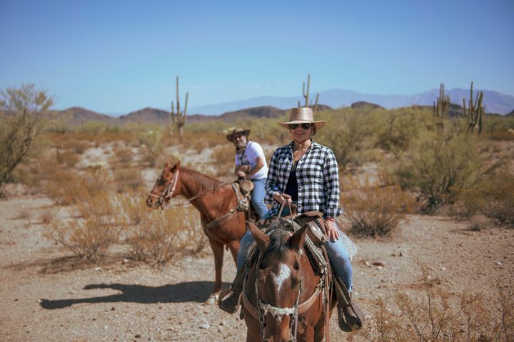 ▲亞利桑那州「圖森」（Tucson）「白馬牧場」（White Stallion Ranch）提供旅客體驗騎馬、趕牛等西部牧場活動。　圖：Ulises Escobar／來源