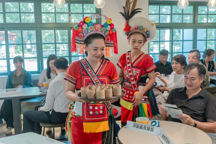 交流會特別打造「五感體驗」，由部落族人身穿傳統服飾親自遞上部落特色茶點。　圖：花東縱谷國家風景區管理處／提供
