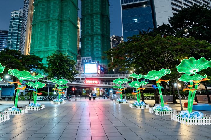 ▲「南京秦淮綵燈」製作團隊為香港量身打造四組大型主題燈組《魚戲荷間》（示意圖）。　圖：香港旅遊發展局／提供