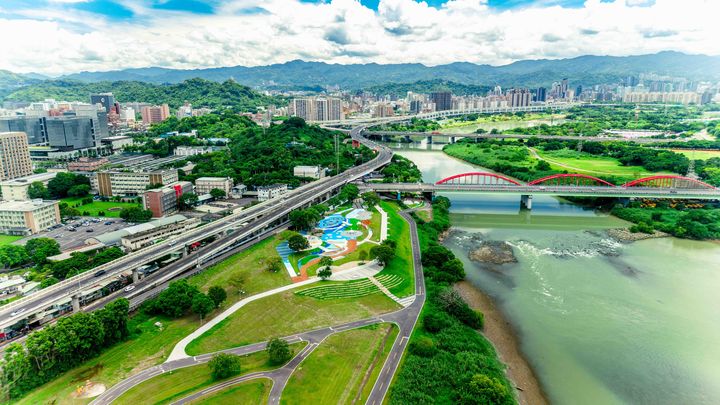 ▲鄰近公館水岸廣場與自來水博物館的「古亭河濱公園兒童遊戲場」開放。　圖：台北市政府工務局水利工程處／提供