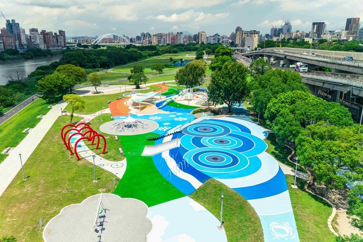 「古亭河濱公園」新設兒童遊戲場空拍照。　圖：台北市政府工務局水利工程處／提供 