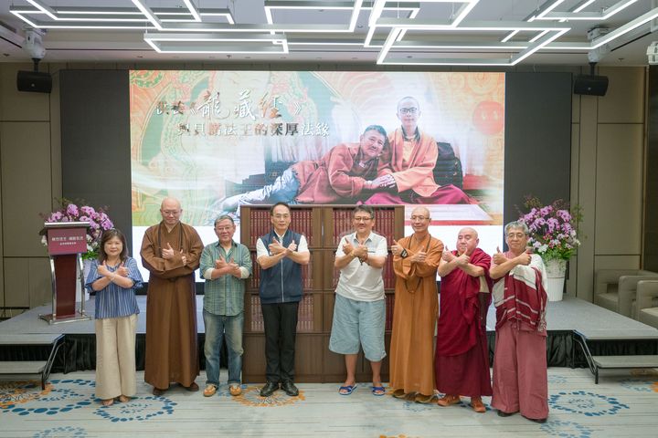 ▲（左起）世界彰化同鄉總會總會長暨淨化社會文教基金會董事洪靜姿、天台山華頂精舍方丈和尚如碩法師、台灣資深舞台劇／相聲／影視名演員李立群、台北市政府民政局副局長吳坤宏、秋竹法王、高雄市佛教會榮譽理事長上圓下戒大和尚、白玉塔唐佛學會總會長暨三重聞思修佛學會住持釋迦仁波切、寧瑪巴白玉塔唐佛學會大講師張烱聰。　圖：寧瑪巴白玉塔唐佛學會／提供