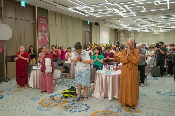 ▲活動開始前特別為尼泊爾洪災默哀祈禱。　圖：寧瑪巴白玉塔唐佛學會／提供